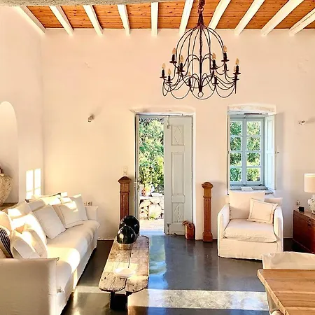Casa vacanze Restored White House With Swimming Pool *