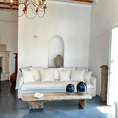 Casa vacanze Restored White House With Swimming Pool *