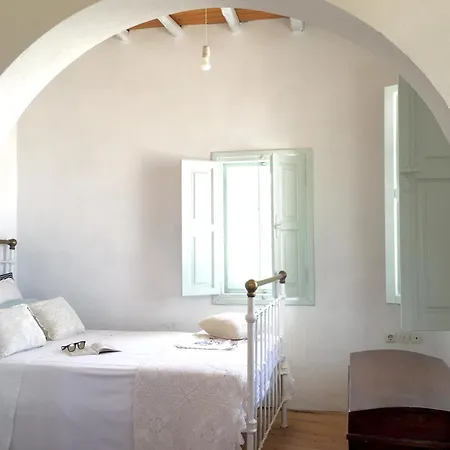 Casa vacanze Restored White House With Swimming Pool